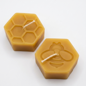 vela de te, dos velas de cera de abeja con forma hexagonal